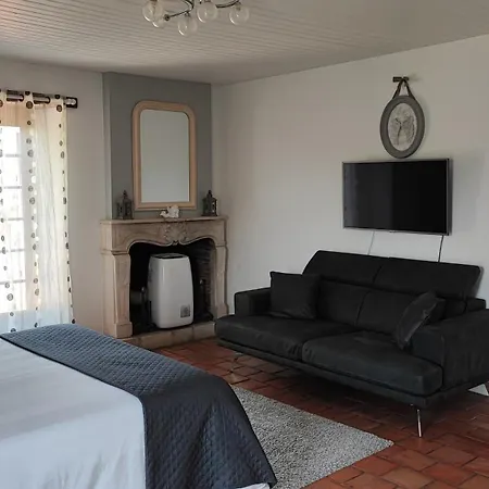 Au Clos Des Templiers Bed & Breakfast